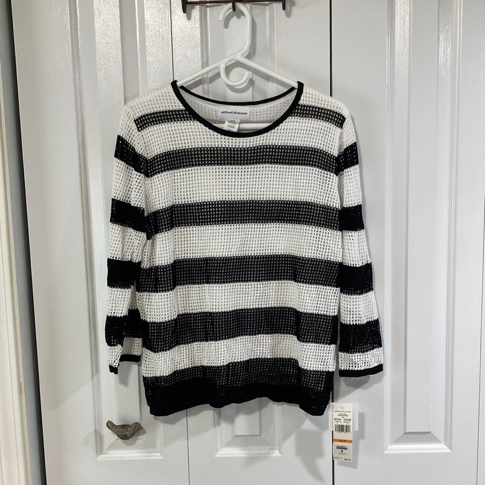 NWT Alfred Dunner Black and White Women’s Sweater. Size S. Non Smoking Home.